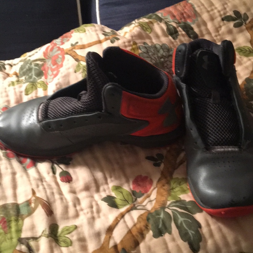 Under Armour boys sneakers !